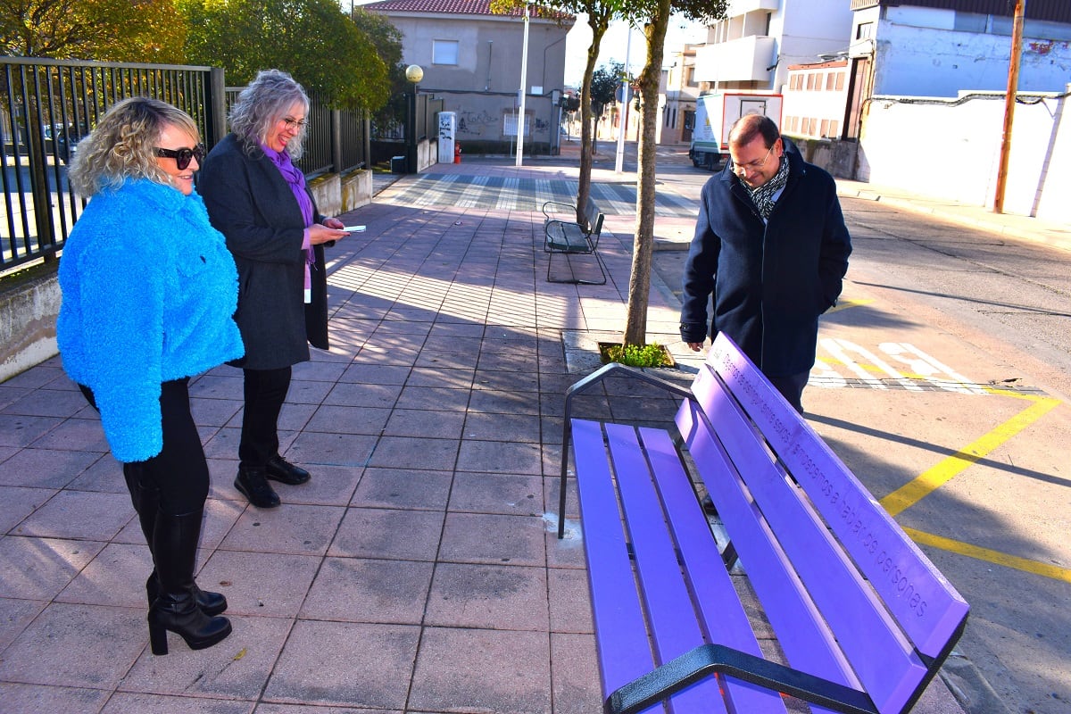 Banco morado por la igualdad en Puertollano