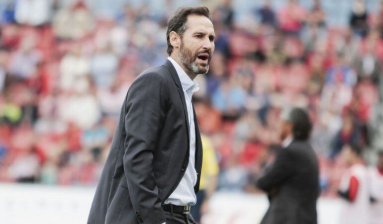 Vicente Moreno dirigint un partit del Nàstic aquesta temporada.