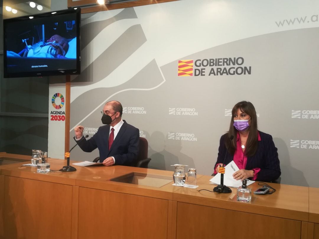 El presidente de Aragón, Javier Lambán, y la consejera de Sanidad, Sira Repollés 