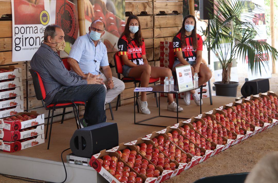 L'entrenador i dues jugadores de l'Uni Girona, a la presentació de la collita de la primera poma. Poma de Girona es converteix en patrocinador de l'equip gironí.