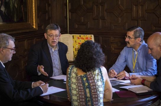 VALENCIA, 19/06/2016.- El president de la Generalitat, Ximo Puig (2i) y el director general de la Agencia de Seguridad y Respuesta a las Emergencias, José María Ángel (2d), durante una reunión mantenida esta mañana para hacer balance de los incendios y es