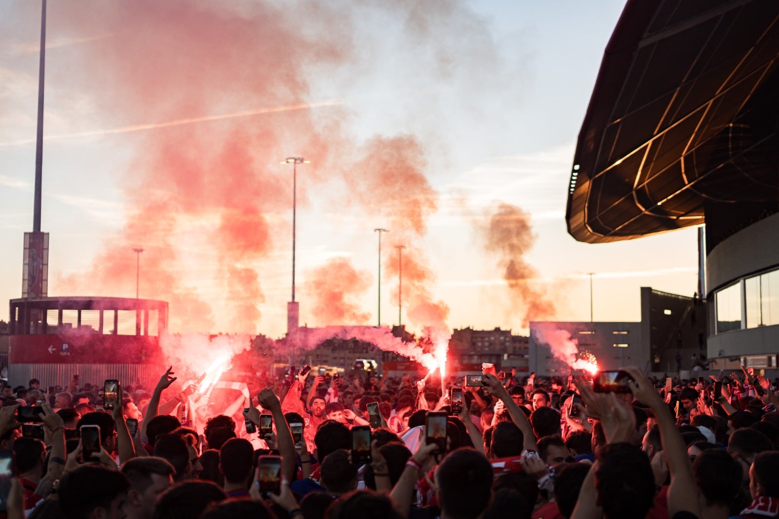 Afición del Atlético de Madrid en las inmediaciones del Civitas Metropolitano