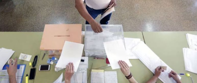 Un hombre deposita su voto en una urna