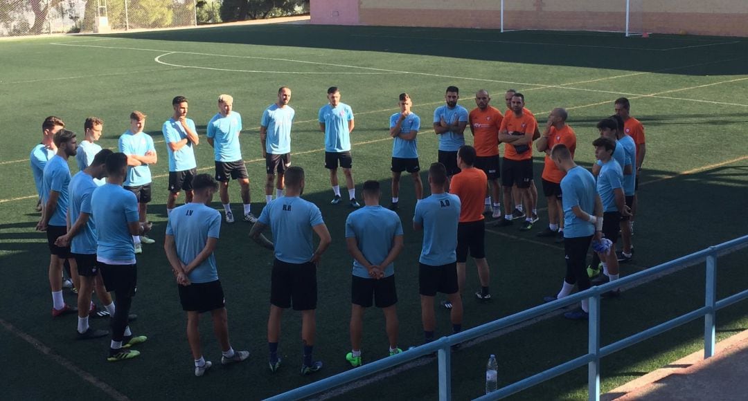 Los jugadores del Real Jaén escuchan las instrucciones del entrenador durante el primer entrenamiento de la pretemporada.