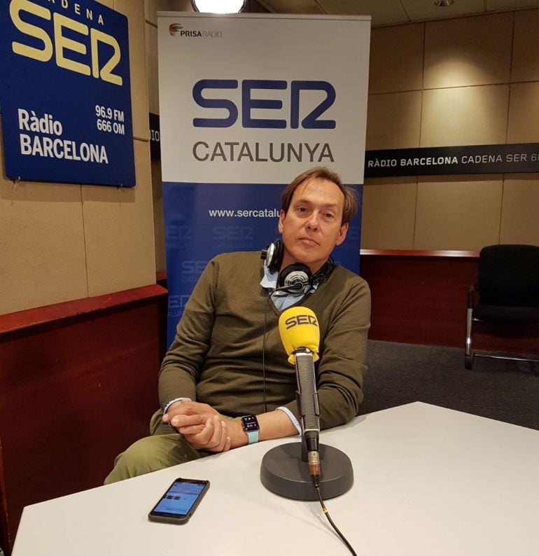 El periodista Jordi Sabaté, en los estudios de la Cadena SER cataluña.