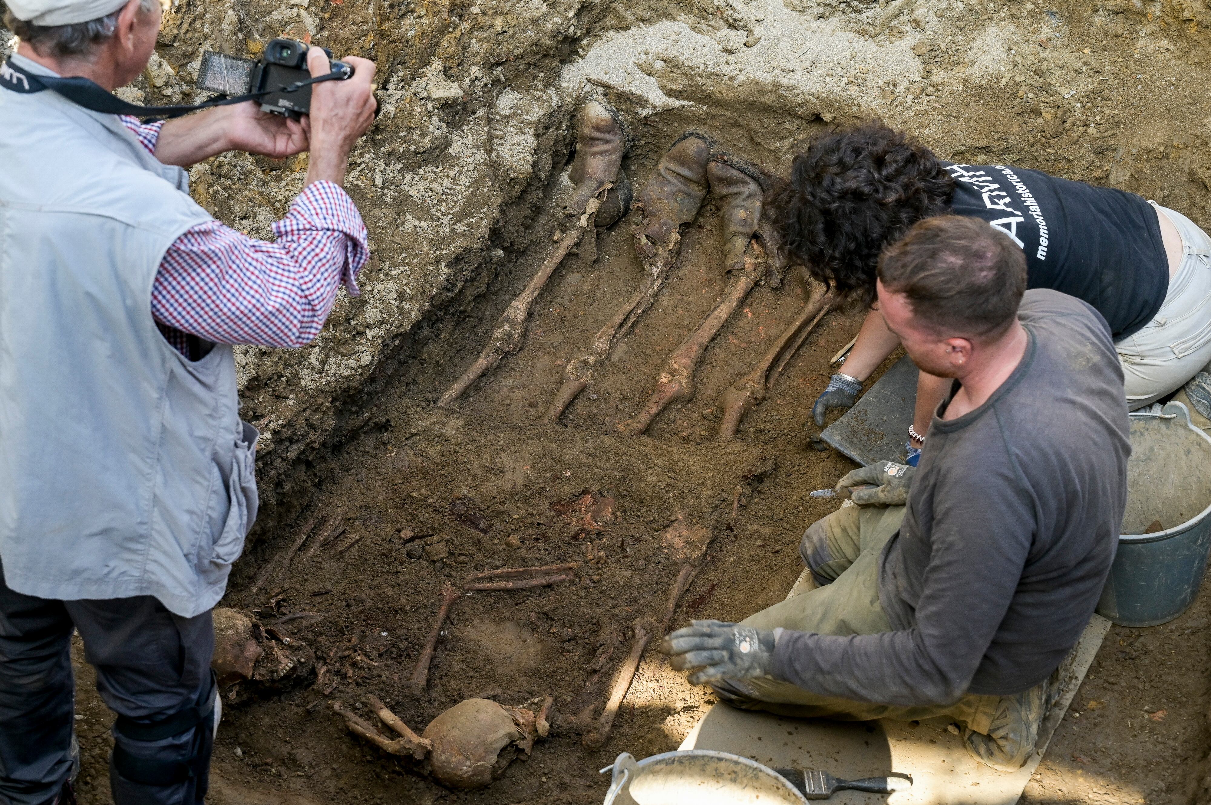 MESÍA (A CORUÑA), 22/08/2024.- La Asociación para la Recuperación de la Memoria Histórica (ARMH) ha localizado este jueves los restos de los dos guerrilleros antifranquistas asesinados en 1952 que buscaban en el cementerio de San Martíño de Visantoña, en Mesía (A Coruña). A la espera de que sean confirmados a través de diferentes estudios, los restos corresponderían a José Galán Núñez y Manuel Ramiro Souto, ambos nacidos en la localidad de Almeiras, en Culleredo (A Coruña), que formaron parte de la guerrilla antifranquista y fueron asesinados en 1952. EFE/ Moncho Fuentes