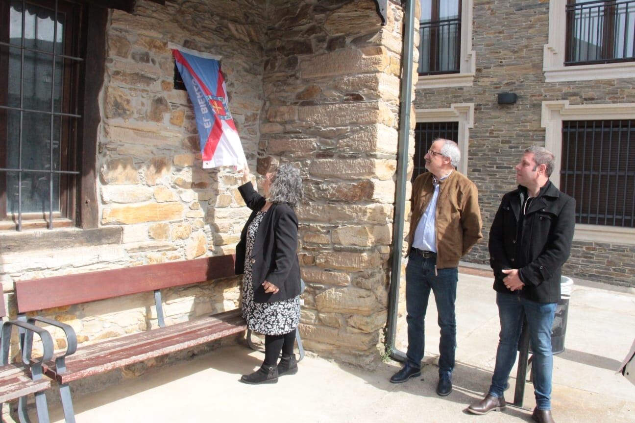 La viuda de Luis Álvarez descubre la placa en su recuerdo