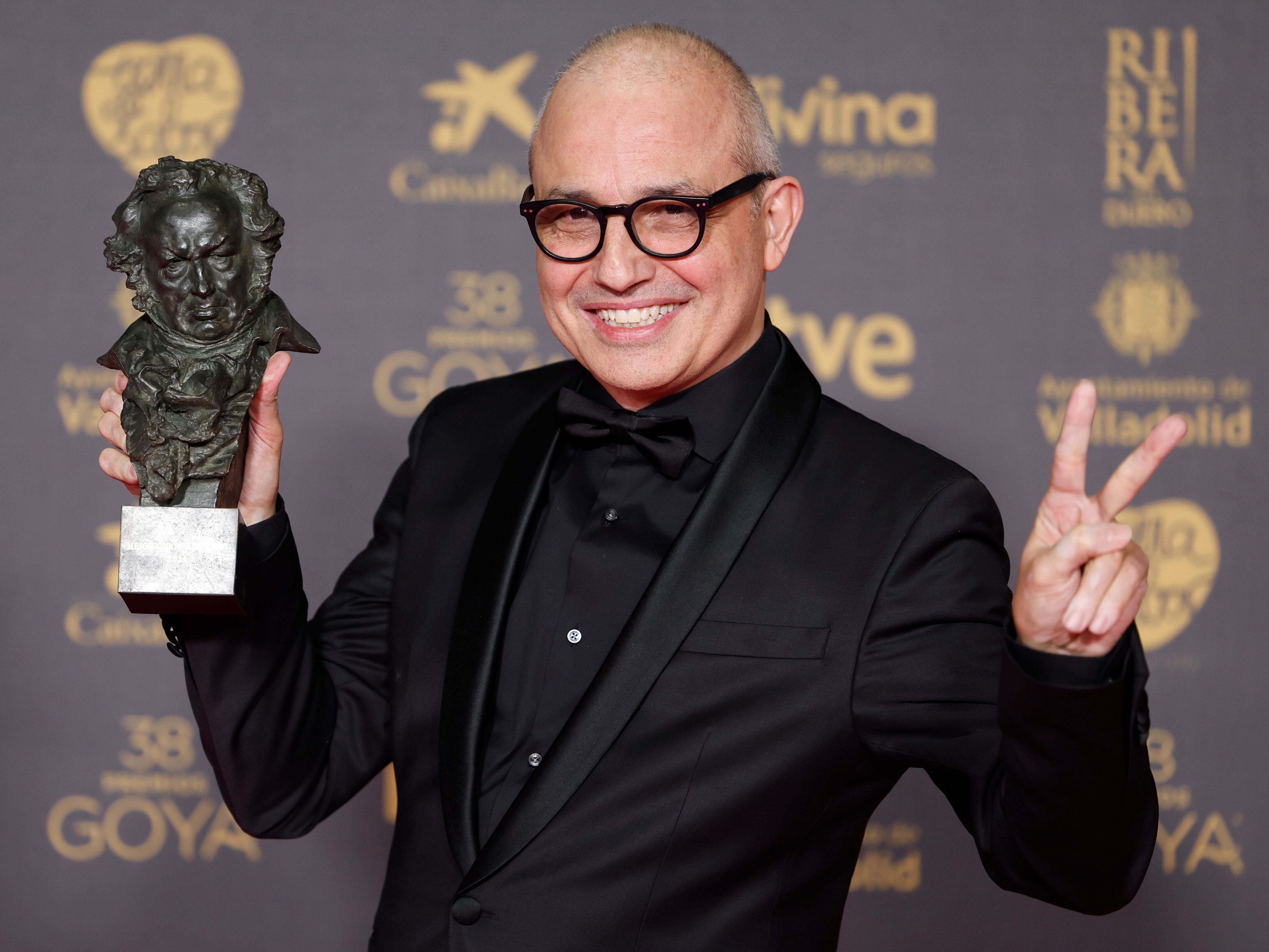 El realizador y guionista Pablo Berger tras recibir el Goya a Mejor Guion Adaptado por su trabajo ´Robot Dreams´, durante la ceremonia de entrega de la 38 edición de los Premios Goya celebrada este sábado en Valladolid.