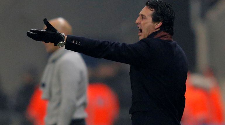 Emery ordena a su equipo durante el partido ante el Sochaux