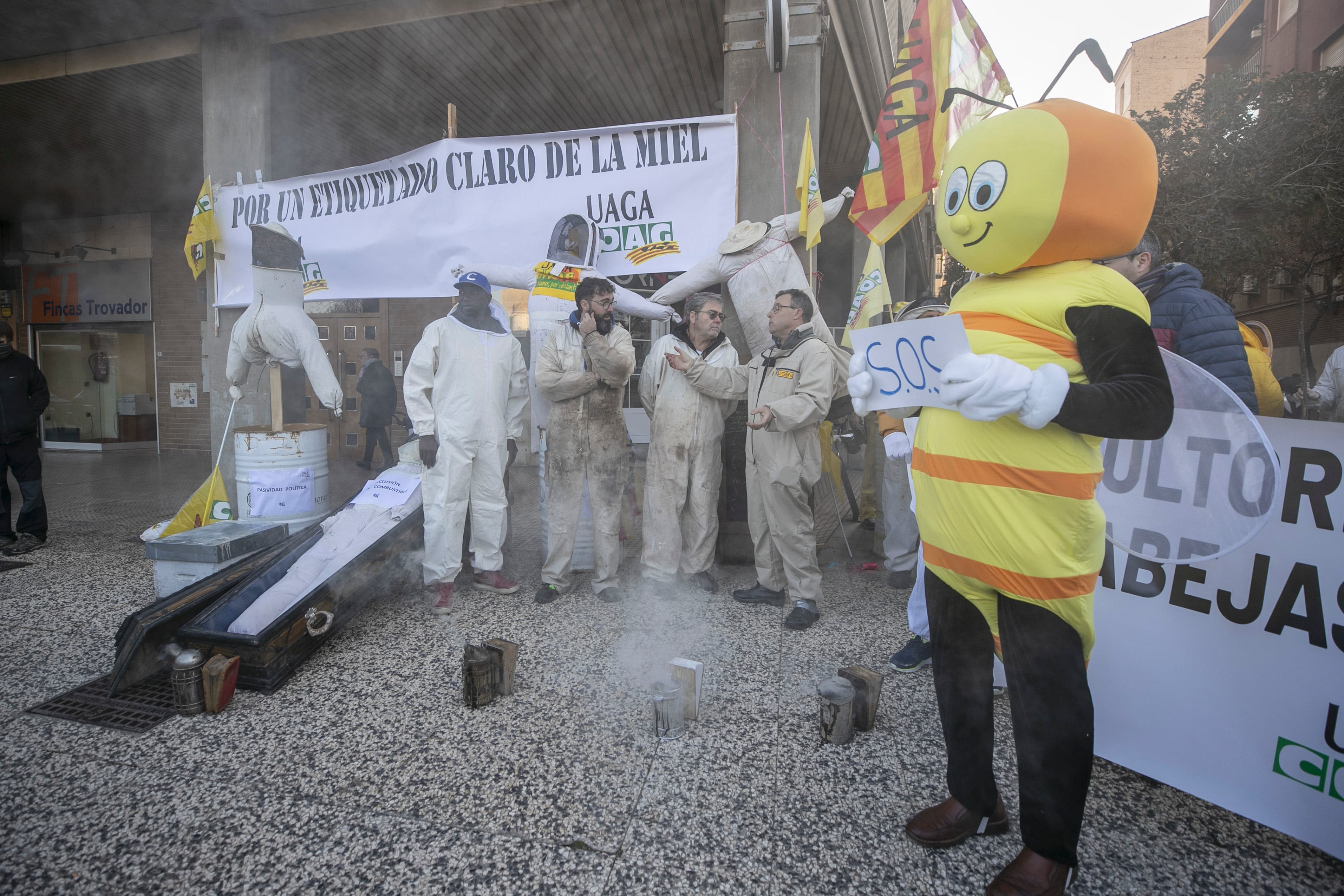 Miembros de la organización agraria UAGA-COAG se han concentrado este viernes ante la sede de las Cortes de Aragón para reclamar un paquete de medidas de apoyo al sector para paliar su crítica situación. EFE/Javier Cebollada