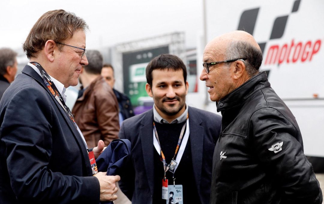 El presidente de la Generalitat Valenciana, Ximo Puig conversa con el director general de Dorna, Carmelo Ezpeleta y el conselller de Cultura y Deporte, Vicent Marzá