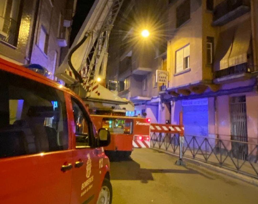 Imagen de una reciente intervención para evitar la posible caída de una chimenea en Aranda