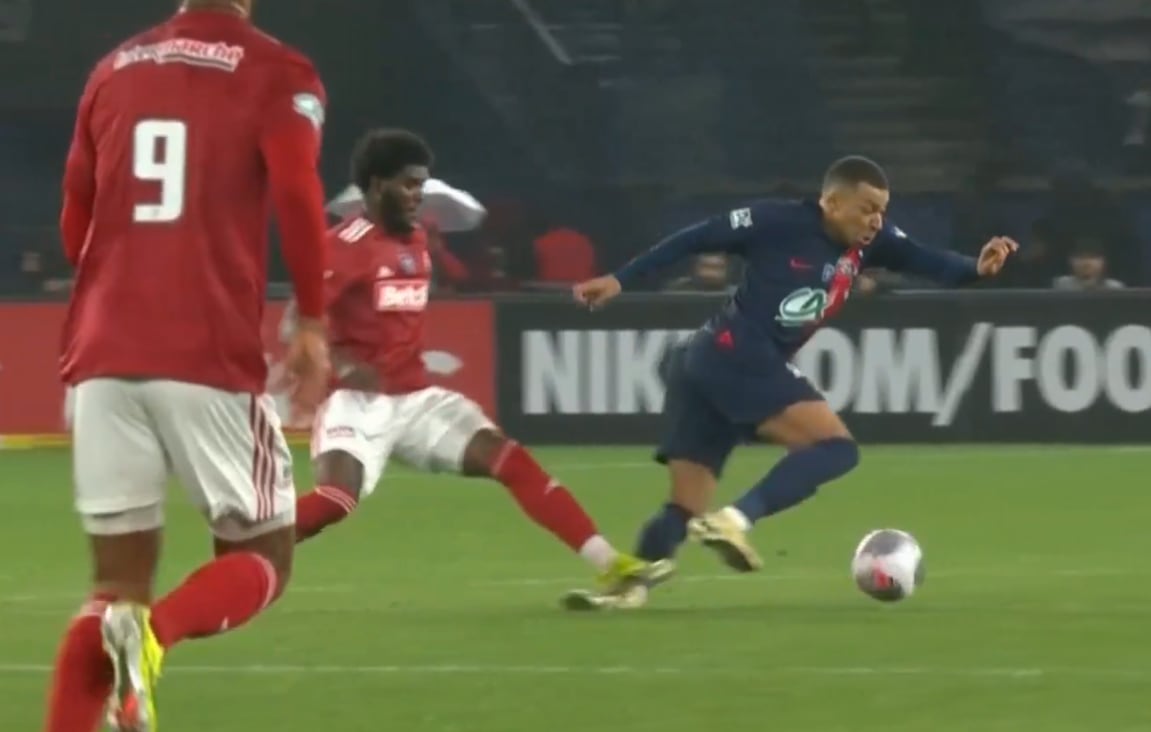 El francés Kylian Mbappé recibe una dura falta de Lilian Brassier, futbolista del Stade Brestois, en la Copa de Francia.