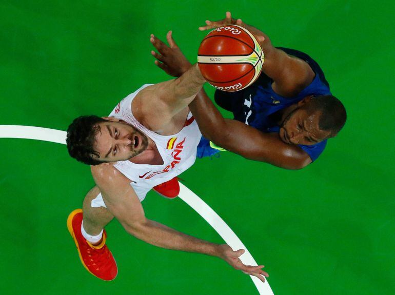 Pau Gasol lucha una pelota con Boris Diaw