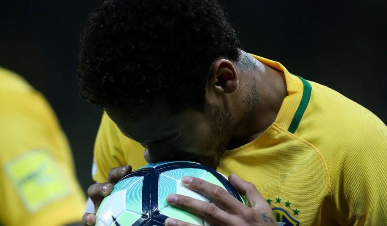 Neymar besa la pelota durante el encuentro ante Brasil