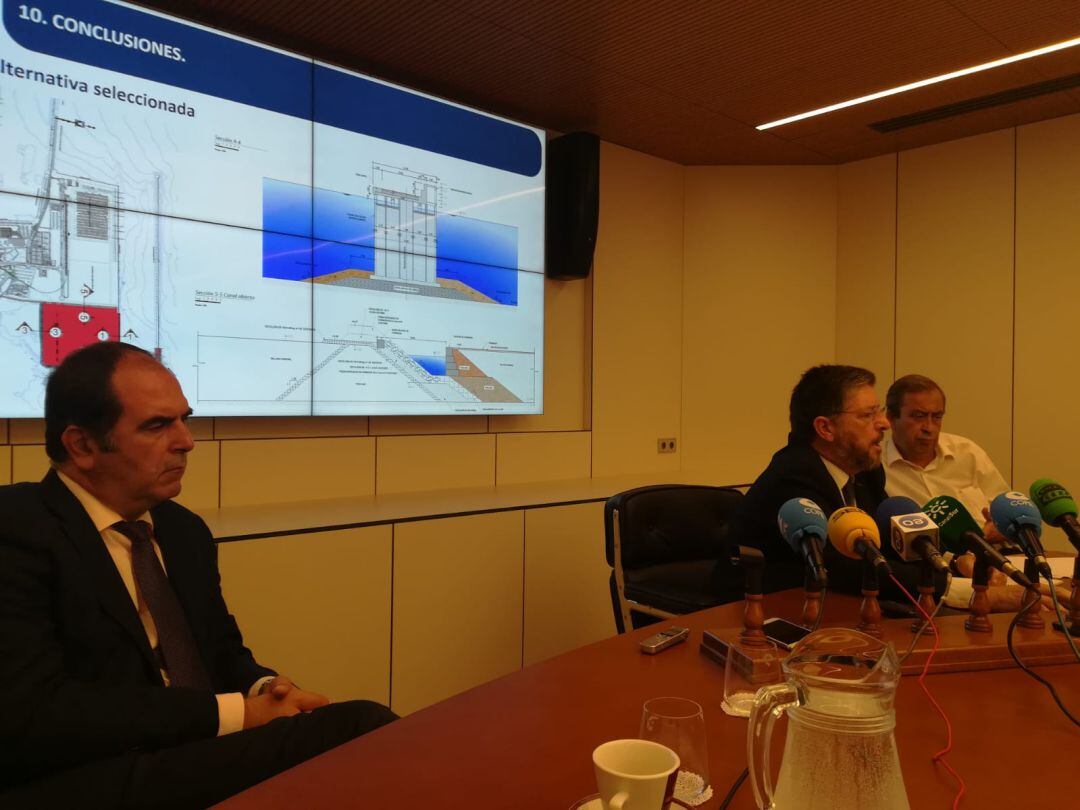 José Luis Hormaechea, director general del Puerto, en el centro de la imagen.