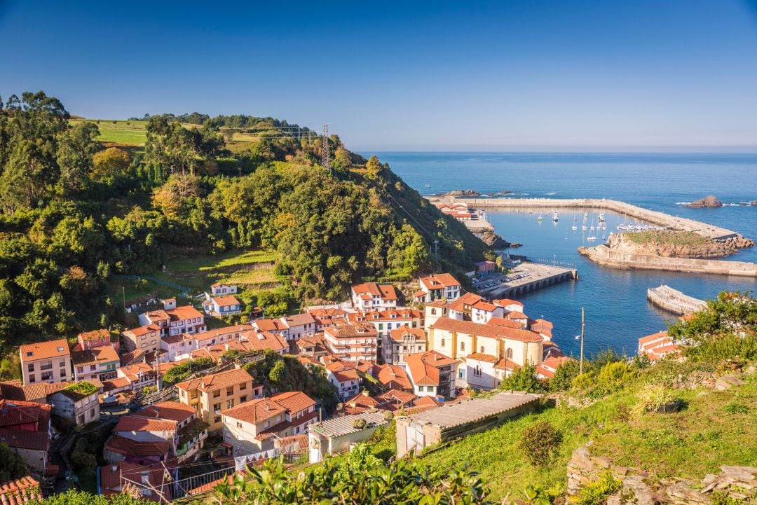 Vista de cudillero con el puerto nuevo al fondo