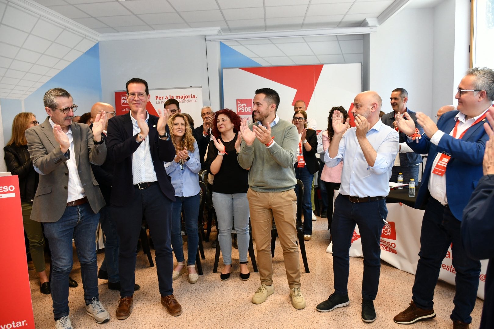 Ismael Vidal rodeado de asistentes al congreso comarcal del PSPV-PSOE de La Muntanya