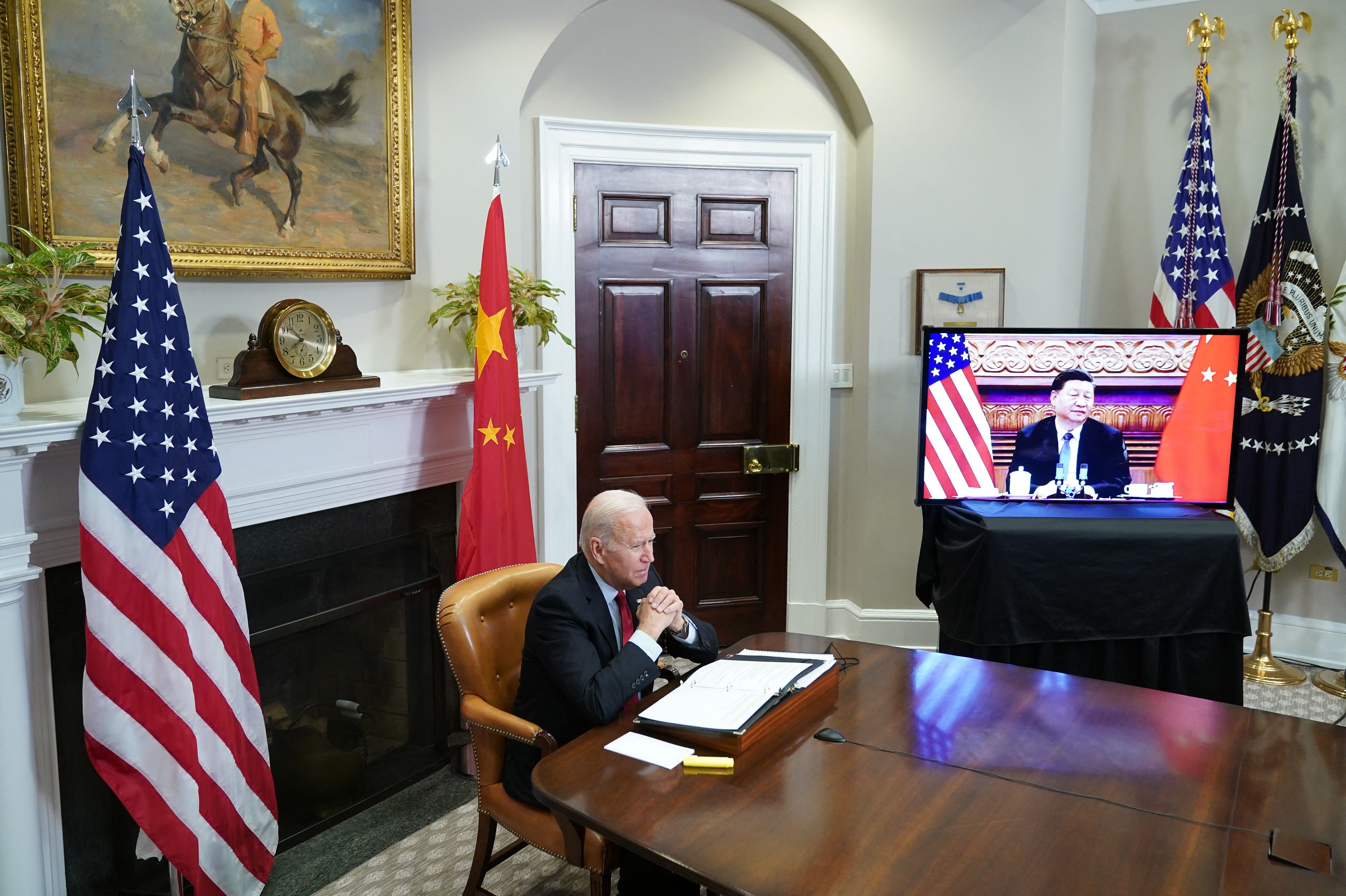 El presidente de Estados Unidos, Joe Biden, se reúne con el presidente de China, Xi Jinping, durante una cumbre virtual desde el Salón Roosevelt de la Casa Blanca, imagen de archivo.