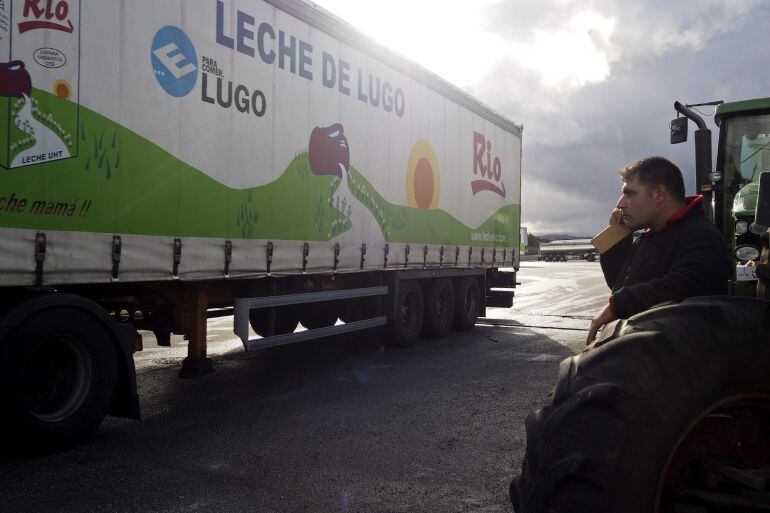 GRA358. LUGO, 16/09/2015.- Ganaderos en la factoria de Leche Rio en el CEAO, levantan y dejan paso a los camiones de leche tras el análisis del documento base de Madrid con distintas acciones ante industrias y distribución y con la retirada parcial de los tractores de las calles, todo ello en una jornada en la que la Xunta apeló a confiar en un &quot;texto histórico&quot;. EFE/Eliseo Trigo