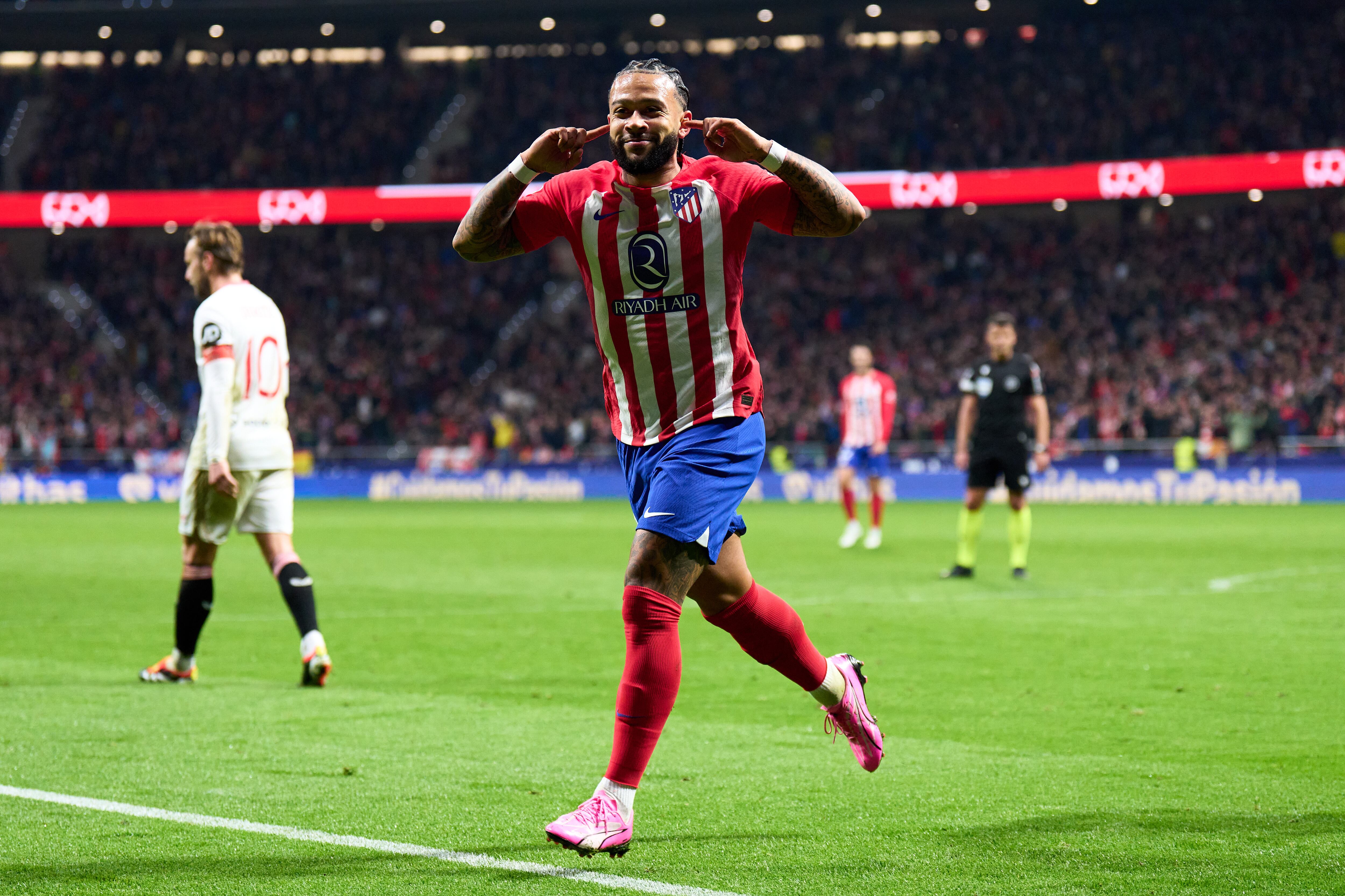 Memphis Depay celebra su gol ante el Sevilla