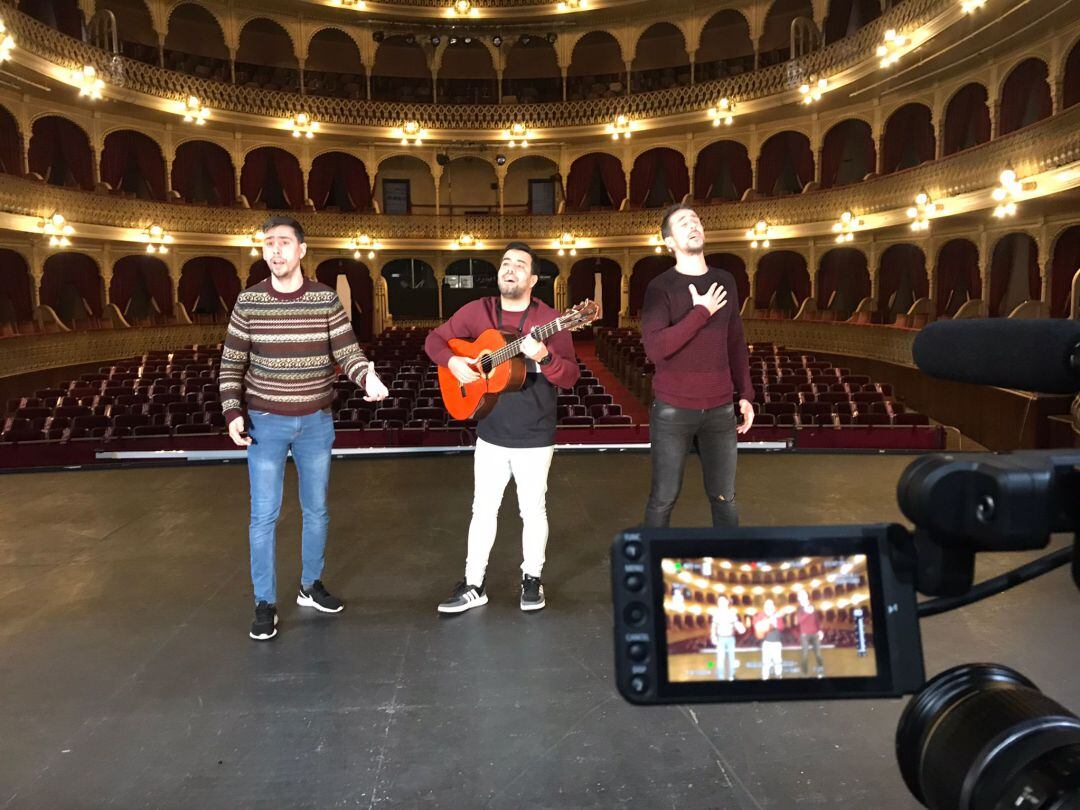 Los hermanos Otero y Kike Jiménez en las tablas del Falla.