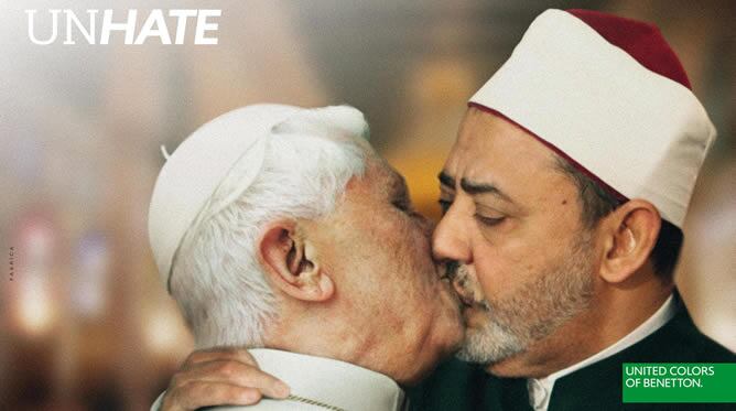 El Papa Benedicto XVI aparecía besándose con el imán de la mezquita Al-Azhar, Ahmed Mohamed el-Tayeb, en la nueva campaña publicitaria de Benetton. Ya ha sido retirada la foto