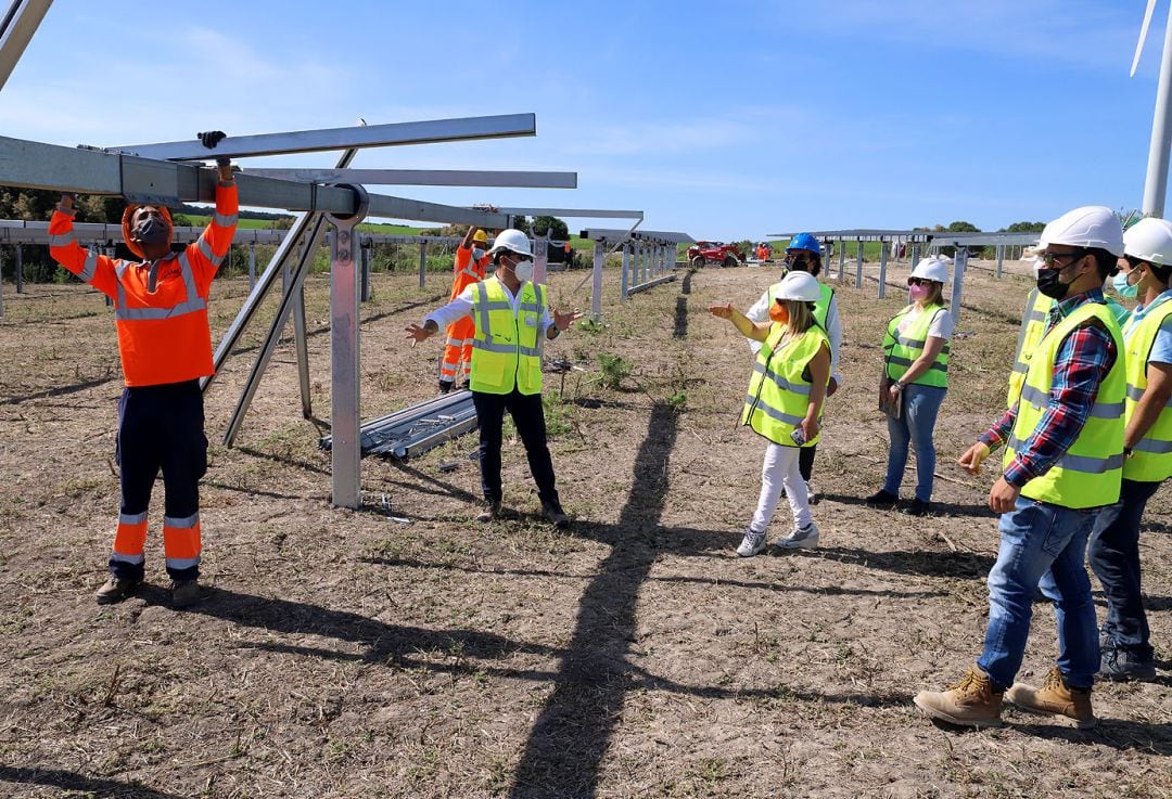 Labores de la construcción de la planta fotovoltáica de Las Quinientas