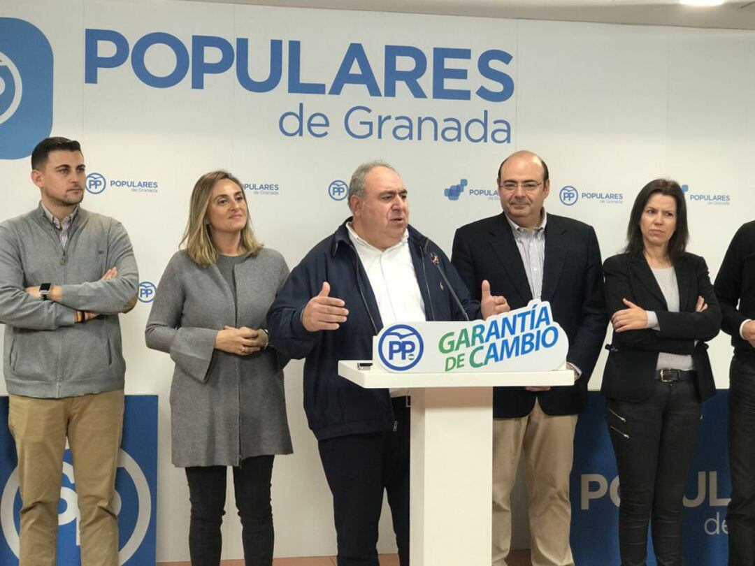 Vicente Tirado, miembro de la ejecutiva nacional del PP, apoyando al PP de Granada, que este lunes ha presentado las líneas básicas de su programa electoral