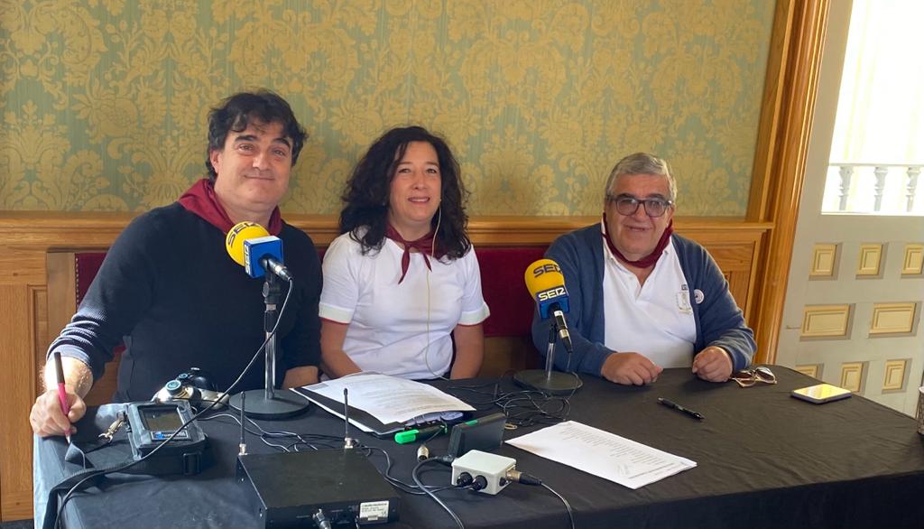 Paco Auñón (i), Aurora Duque (c), y José Vicente Ávila (d) en el especial de San Mateo de SER Cuenca
