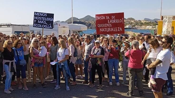 Protesta en Cabo de Palos contra la construcción de un restaurante en Cala Salero ( foto de archivo)