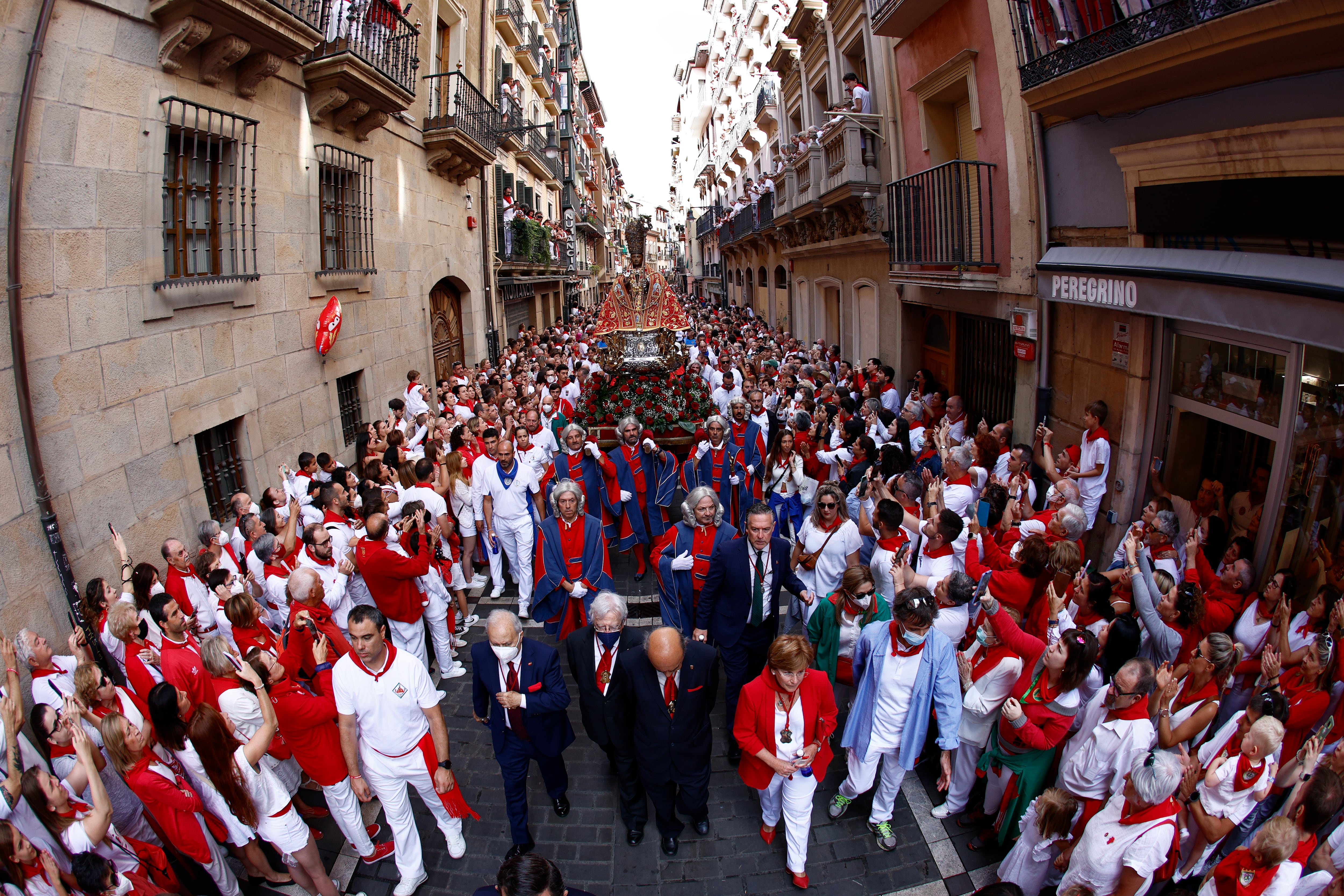 La imagen de San Fermín ha recibido hoy su tradicional baño de cariño el día de su festividad, en una procesión muy concurrida en la que se ha visto gran emoción en los pamploneses