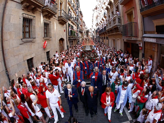 La imagen de San Fermín ha recibido hoy su tradicional baño de cariño el día de su festividad, en una procesión muy concurrida en la que se ha visto gran emoción en los pamploneses