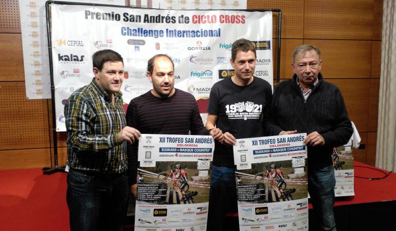 Los organizadores del Trofeo San Andrés posan durante la presentación de la prueba.