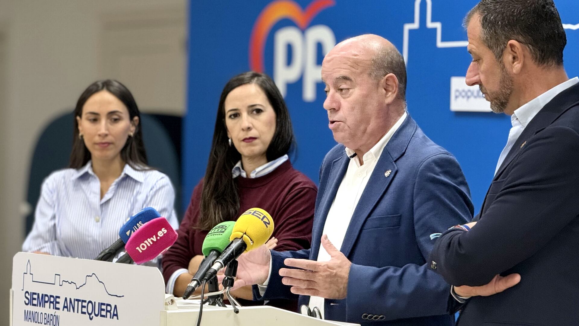 Rueda de prensa del alcalde de Antequera, Manuel Barón, en la sede local del PP