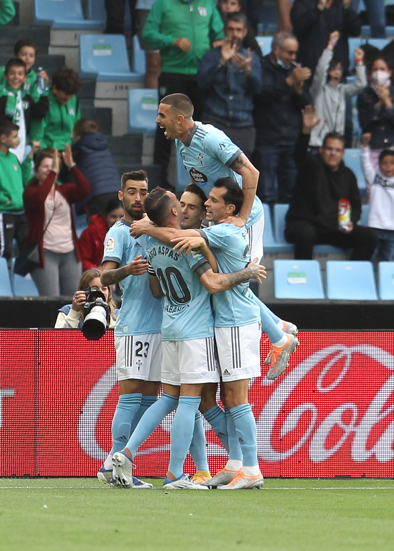 Vigo (Pontevedra), 15/05/2021.- Los jugadores del Celta celebran el primer gol del equipo gallego durante el encuentro correspondiente a la jornada 37 de primera división que disputan hoy domingo frente al Elche en el estadio Balaidos de Vigo. EFE / Salvador Sas.
