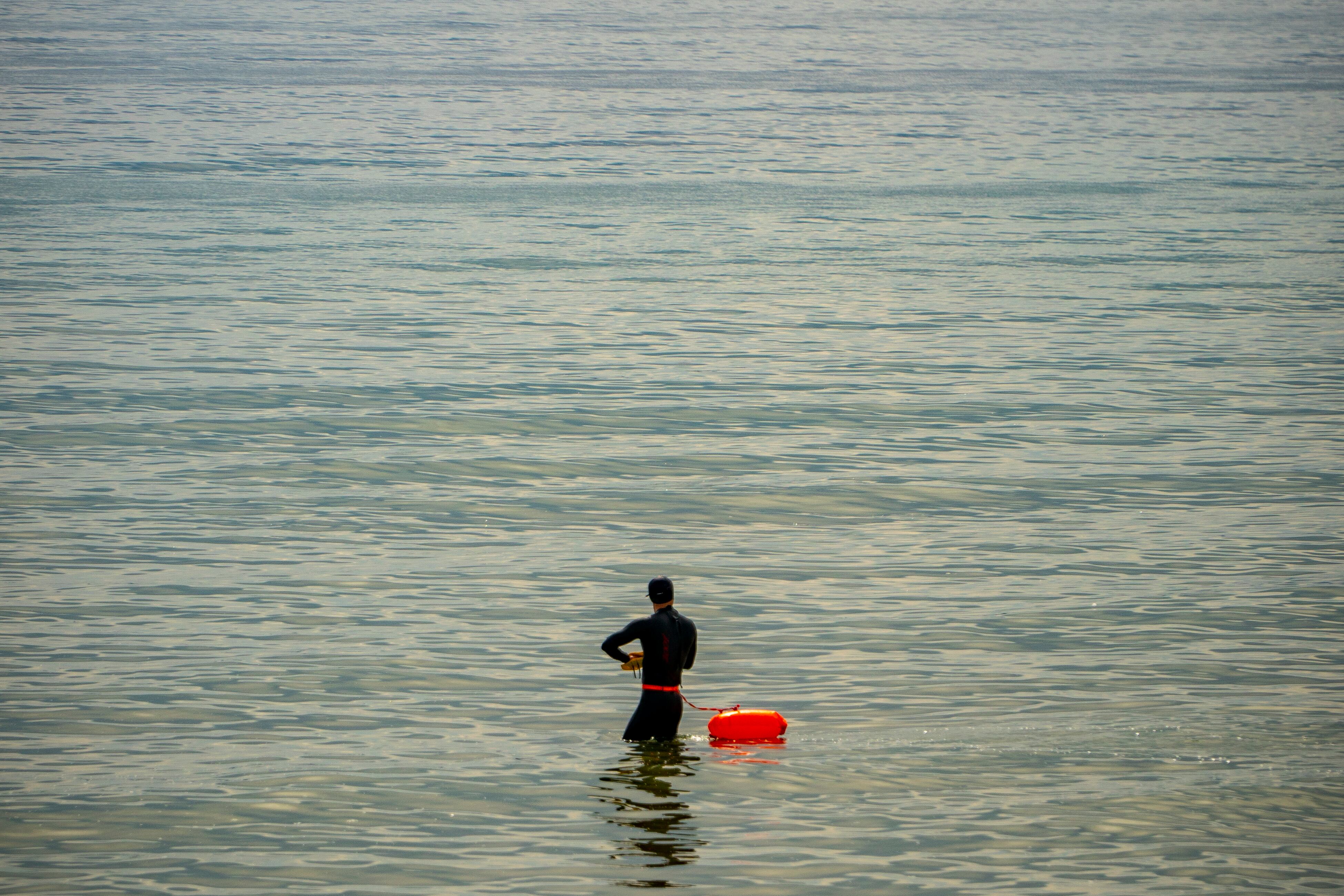 SANTANDER, 06/06/2022.- Un hombre se baña este lunes en las playas de Santander en un día en el que predominan los cielos nubosos, con lluvias débiles y chubascos dispersos, más probables y frecuentes en el tercio occidental. EFE/ Román G. Aguilera