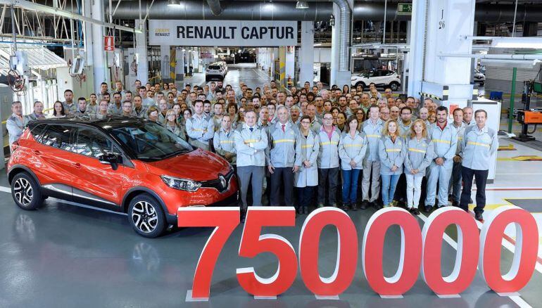 Los trabajadores de Montaje posan con el Captur 750.000