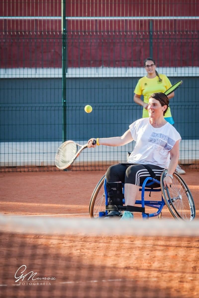 Cristina Mata, tenista linarense en silla de ruedas.