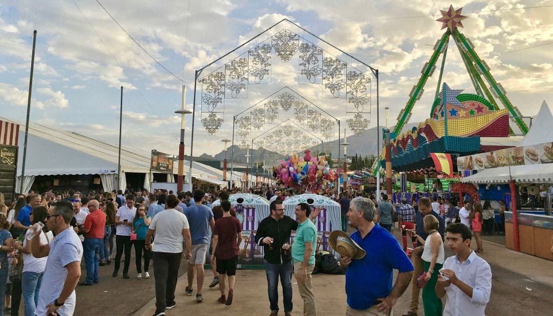 Jienenses disfrutan de la feria de San Lucas.