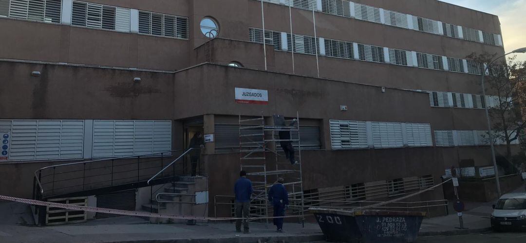 El edificio del Blas de Otero con los carteles de &#039;Juzgados&#039;