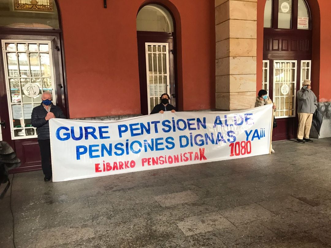 Los pensionistas de Eibar continúan con sus movilizaciones en exigencias de unas pensiones dignas y garantizadas