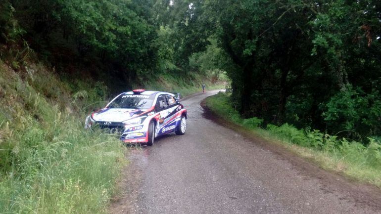 Iván Ares, era segundo, pese a las dificultades que tuvo a lo largo del rallye. Aquí se ve, en un tramo con problemas.