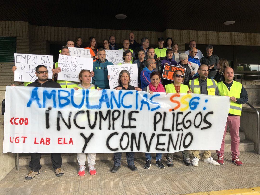 Huelga de los trabajadores de la empresa de ambulancias SGG frente al Hospital Reina Sofía de Tudela