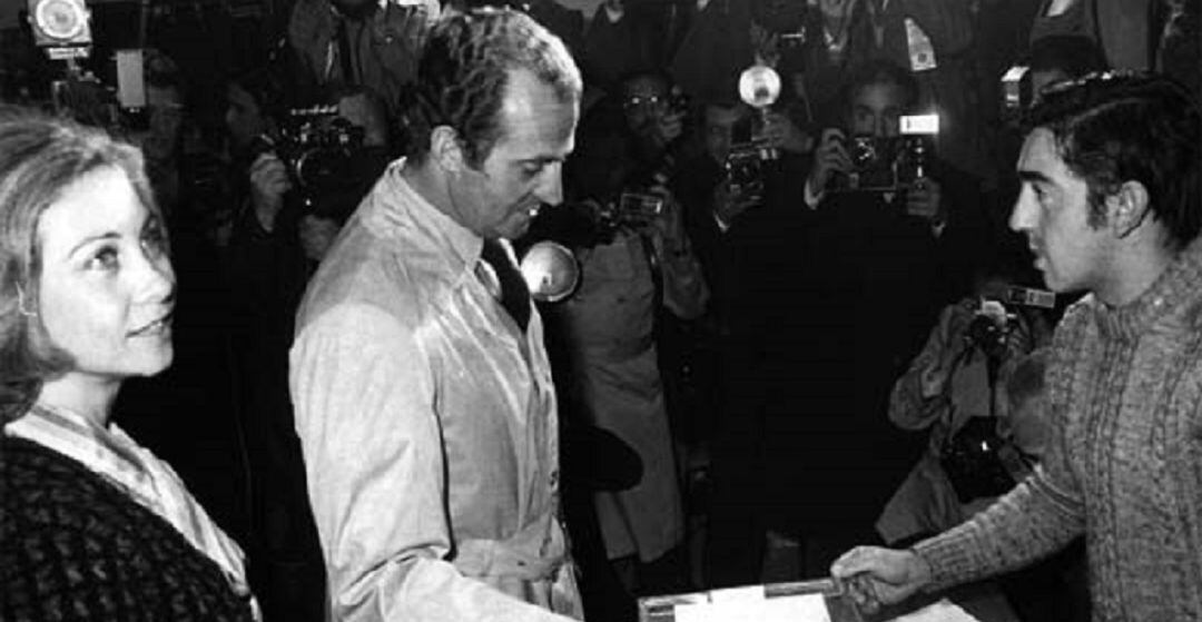 El rey emérito, Juan Carlos, acompañado por la reina emérita, Sofía, deposita su voto en el referéndum sobre la Constitución española, en 1978