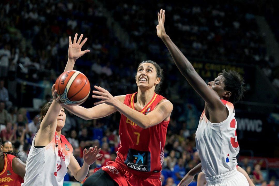 Alba Torrens jugando con la selección española