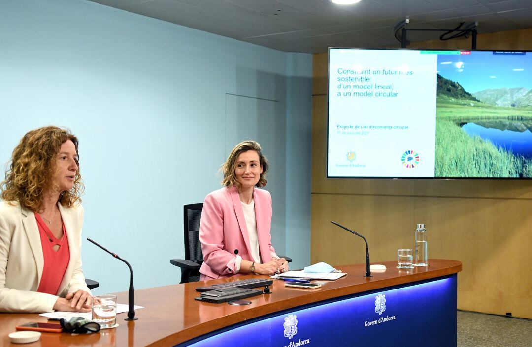 La ministra de Medi Ambient, Agricultura i Sostenibilitat, Sílvia Calvó, ha presentat aquest dijous, juntament amb la directora del departament de Medi Ambient, Sílvia Ferrer, l'articulat del projecte de llei d'economia circular.