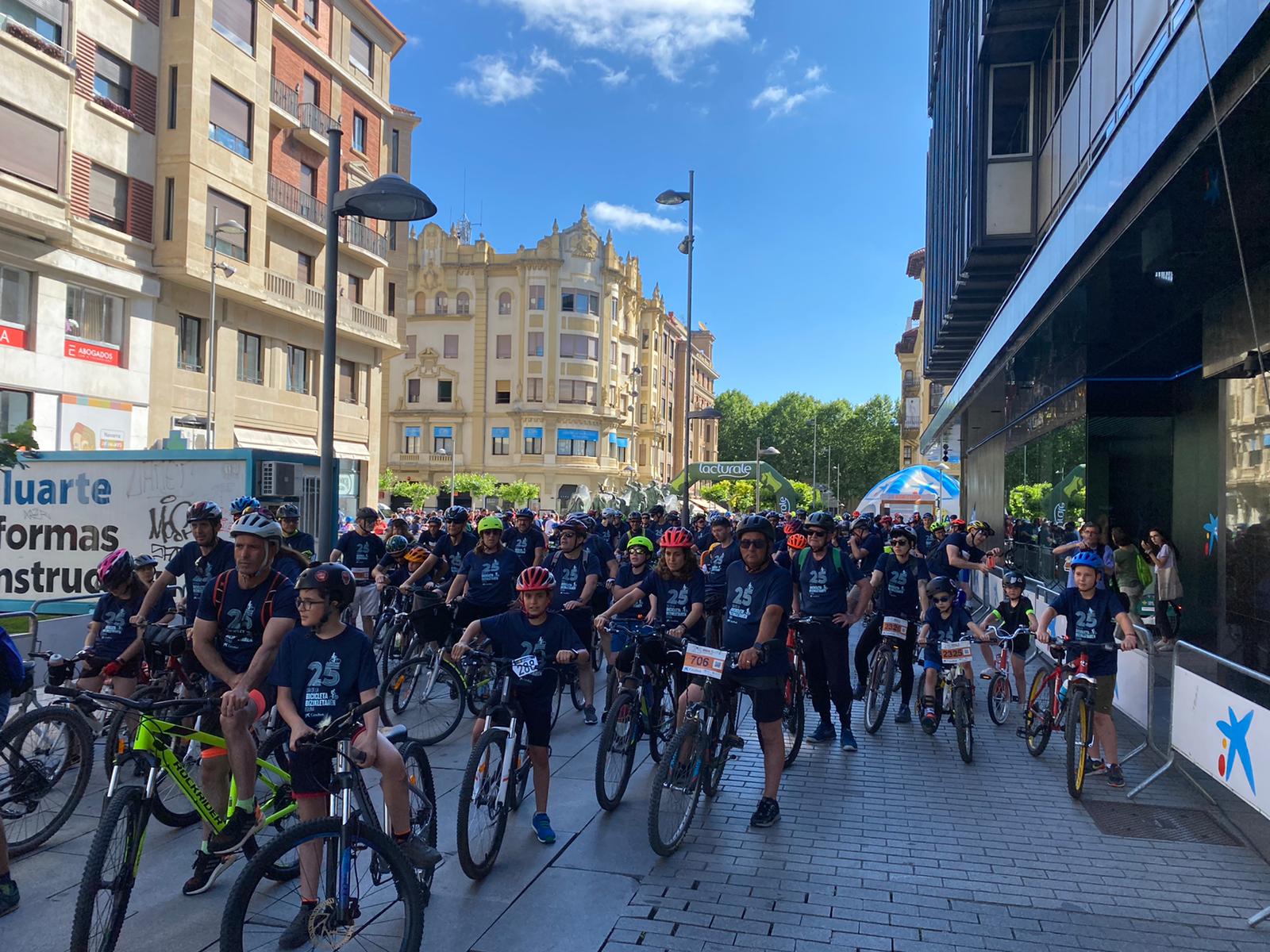 Salida desde la Avda Carlos III del XXV Día de la Bicicleta de Pamplona