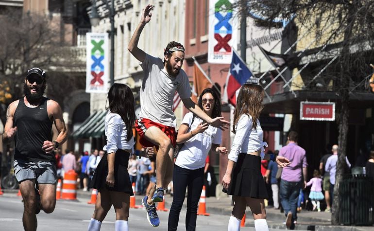 Público corriendo por la calle durante la segunda jornada del South by Southwest