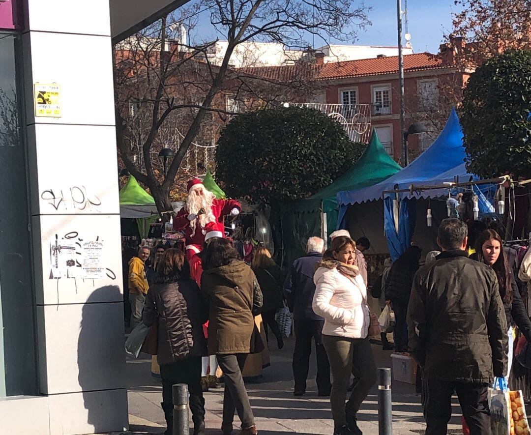 Papá Noel alegra las calles de Móstoles.